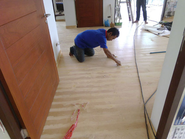 บริการติดตั้งพื้นไม้จริงทำสีสำเร็จ