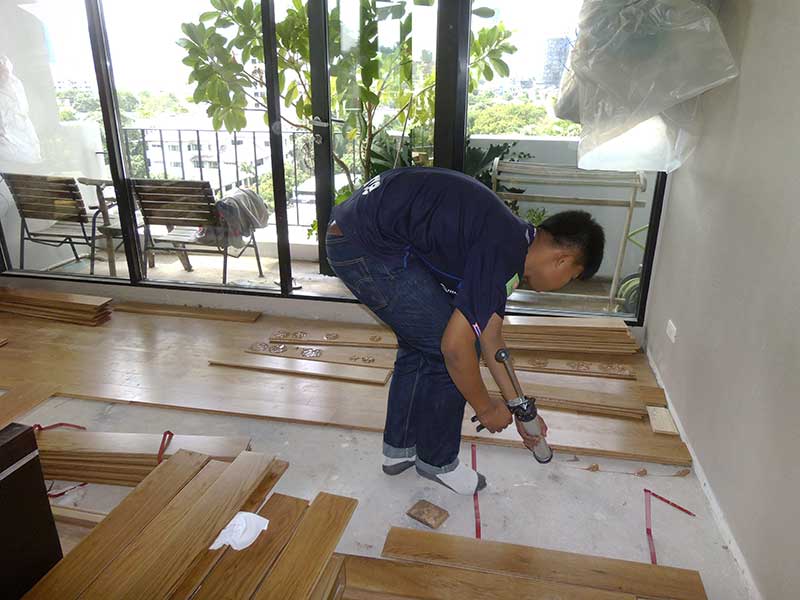 ผลงานติดตั้งพื้นไม้จริงทำสีสำเร็จ
