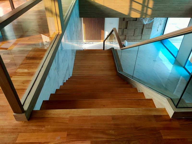 ผลงานติดตั้งบันไดไม้จริง