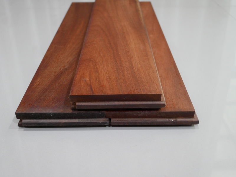 พื้นปาร์เก้ไม้แดง