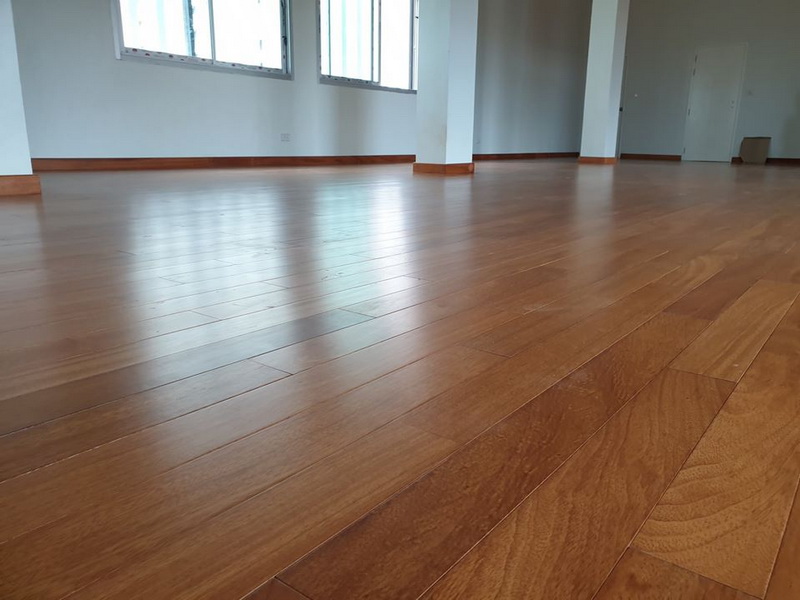 พื้นไม้จริงทำสีสำเร็จไม้มะค่า