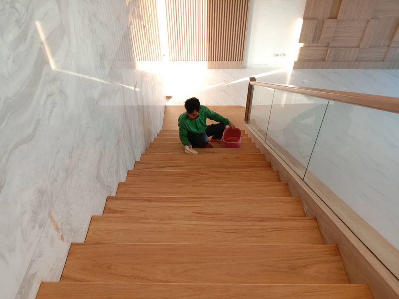 บันไดไม้มะค่า