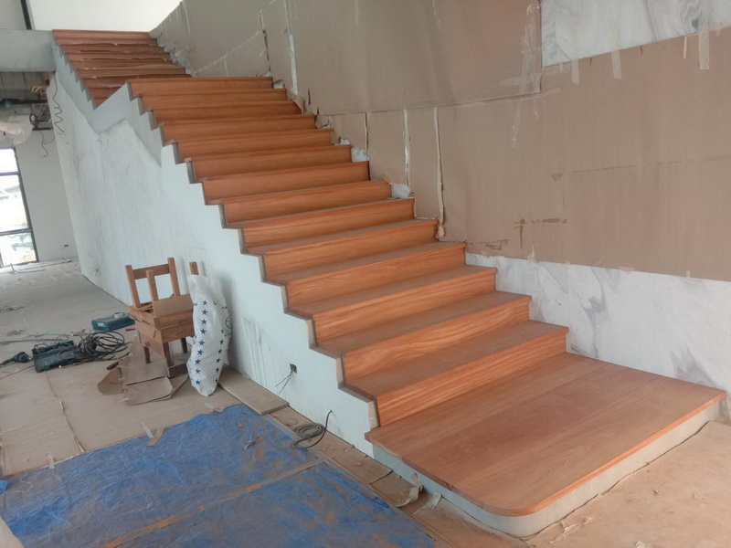 บันไดไม้มะค่า