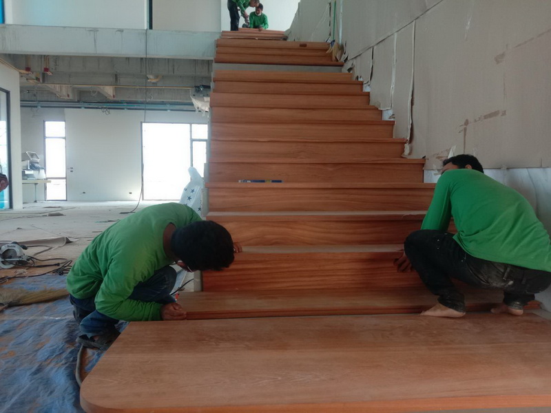 ติดตั้งบันไดไม้มะค่า