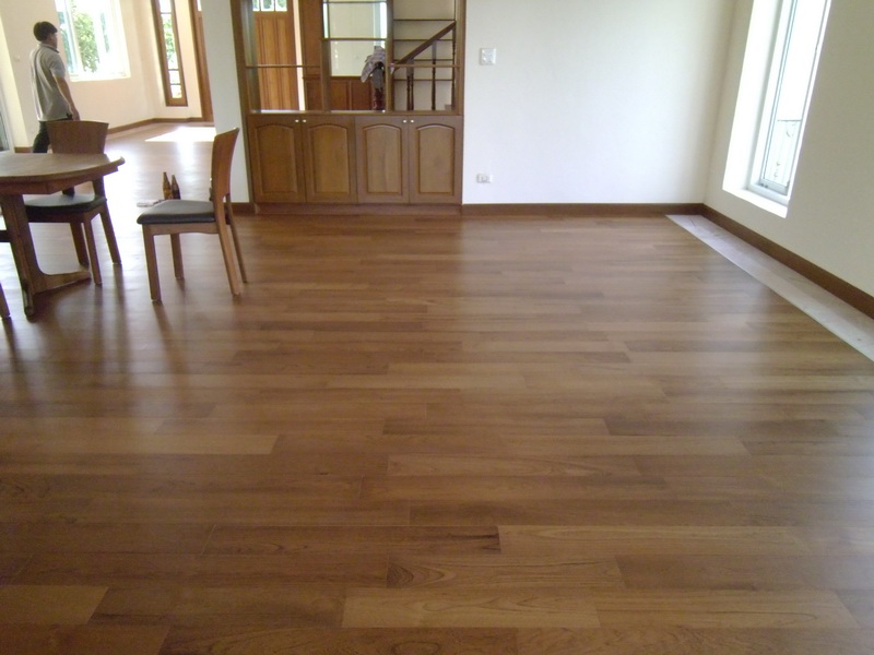 พื้นไม้สักทำสีสำเร็จ