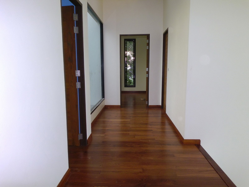 พื้นไม้แดงทำสีสำเร็จ